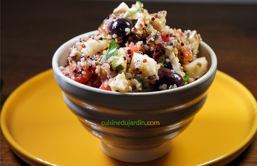Salade de quinoa, champignons, tomates et pois chiches